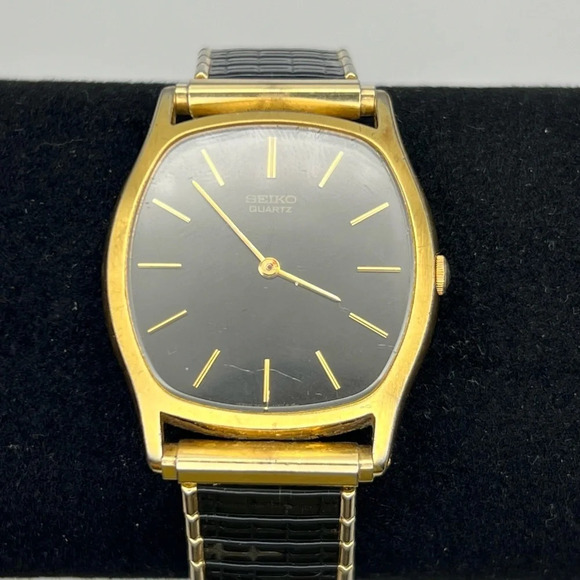 Vintage Seiko  Black and Gold Rectangular Unisex Watch - Picture 5 of 9